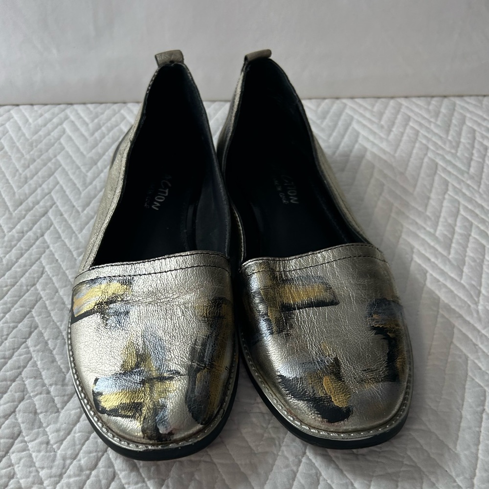 Kenneth Cole Reaction women’s size 6.5 leather gold metallic loafers.